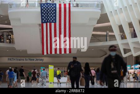 210907 -- NEW YORK, le 7 septembre 2021 -- des gens marchent à l'intérieur du centre Oculus à New York, aux États-Unis, le 6 septembre 2021. Le nombre total de cas de COVID-19 aux États-Unis a dépassé les 40 millions lundi, selon les données de l’Université Johns Hopkins. US-NEW YORK-COVID-19-CAS-40 MILLIONS WANGXYING PUBLICATIONXNOTXINXCHN Banque D'Images