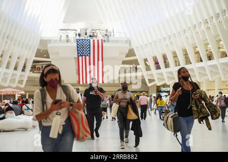 210907 -- NEW YORK, le 7 septembre 2021 -- des gens marchent à l'intérieur du centre Oculus à New York, aux États-Unis, le 6 septembre 2021. Le nombre total de cas de COVID-19 aux États-Unis a dépassé les 40 millions lundi, selon les données de l’Université Johns Hopkins. US-NEW YORK-COVID-19-CAS-40 MILLIONS WANGXYING PUBLICATIONXNOTXINXCHN Banque D'Images