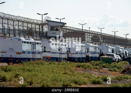 210907 -- JÉRUSALEM, le 7 septembre 2021 -- des membres de la police israélienne, Division de l'identification et de la médecine légale, cherchent des preuves dans un champ près de la prison de Gilboa, dans le nord d'Israël, le 6 septembre 2021. Six prisonniers palestiniens se sont évadés d'une prison en Israël lundi, provoquant une chasse à l'homme massive, ont déclaré les autorités israéliennes. Photo de /JINI via Xinhua ISRAEL-GILBOA PRISON-PALESTINIENS GilxEliyahu PUBLICATIONxNOTxINxCHN Banque D'Images