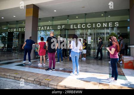 September 14, 2020, San Juan, PR, Puerto Rico : San Juan, Puerto Rico, Septiembre 14, 2020 - PR HOY - FOTOS para ilustrar una historias sobre el oltimo doa para sacar la tarjeta Electoral en las Juntas de Inscripcion permanentes JIP. La foto se realizo en el doa 182 LUNES del toque de queda total como medida de minimizar la propagacion del coronavirus COVID-19 en LA FOTO una vista de la gran cantidad de personas que hacoan fila por varias horas en la JIP de la sede de la Comision Estatal de Elecciones en Hato Rey - la fila le daba la vuelta al edificio..FOTO por : Credit image : /El Nuevo Dia de Banque D'Images