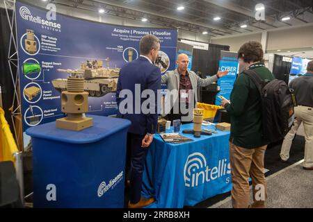 Novi, Michigan - les entrepreneurs militaires peuvent jouer des armes pour l'armée américaine lors du Ground Vehicle Systems Engineering & Technology Symposium (GVSETS). Banque D'Images