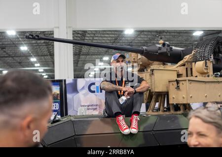 Novi, Michigan - les entrepreneurs militaires peuvent jouer des armes pour l'armée américaine lors du Ground Vehicle Systems Engineering & Technology Symposium (GVSETS). HD Banque D'Images