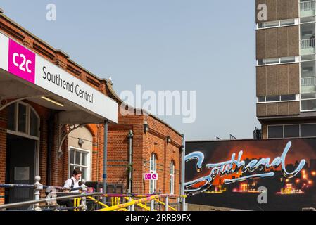 c2c Southend Gare centrale avec une partie de l'événement artistique de Southend City Jam autour de Southend on Sea, Essex, Royaume-Uni. Grand texte Southend Banque D'Images