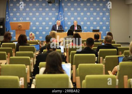 210910 -- NATIONS UNIES, 10 septembre 2021 -- le Secrétaire général des Nations Unies, Antonio Guterres R, Rear, s'adresse aux journalistes après le lancement de notre programme commun au siège de l'ONU à New York, le 10 septembre 2021. Guterres a lancé vendredi notre agenda commun, un nouveau rapport historique, exposant sa vision de l’avenir de la coopération mondiale et inaugurant l’ère des Nations Unies 2,0, caractérisée par le multilatéralisme avec des dents. SECRÉTAIRE GÉNÉRAL DE L'ONU-NOTRE AGENDA COMMUN-LANCEMENT XIEXE PUBLICATIONXNOTXINXCHN Banque D'Images