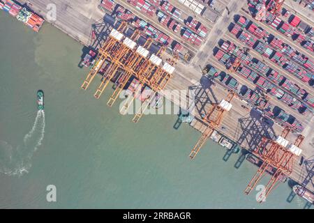 210911 -- NANNING, 11 septembre 2021 -- une photo aérienne prise le 14 janvier 2021 montre une vue du quai à conteneurs du port de Qinzhou, dans la région autonome de Guangxi Zhuang, dans le sud de la Chine. Depuis que la Chine et l'ANASE ont établi des relations de dialogue en 1991, les deux parties sont restées déterminées à promouvoir le développement et la prospérité de la région par une coopération globale et à apporter des avantages tangibles aux populations de la région. CHINE-ASEAN-COOPÉRATION CN CaoxYiming PUBLICATIONxNOTxINxCHN Banque D'Images