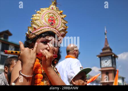 Srinagar, Inde. 07 septembre 2023. 07 septembre 2023, Srinagar Cachemire, Inde : Un enfant hindou s'habille en divinité hindoue Krishna lors d'une procession pour marquer 'Krishna Janmashtami' à Srinagar. Janmashtami est un festival hindou qui marque l'anniversaire de naissance du seigneur hindou Krishna, l'un des dieux les plus populaires de l'hindouisme. Les hindous célèbrent Janmashtami en jeûnant, en chantant, en priant ensemble, en préparant et en partageant de la nourriture spéciale. Le 07 septembre 2023 à Srinagar Cachemire, Inde. (Photo de Firdous Nazir/Eyepix Group) crédit : EYEPIX Group/Alamy Live News Banque D'Images