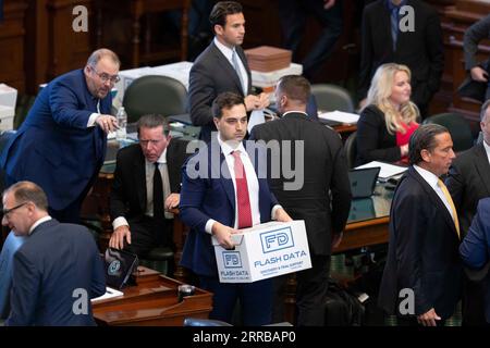 Austin, Texas, États-Unis. 5 septembre 2023. Un assistant apporte des boîtes de preuves pendant la session de l'après-midi le premier jour du procès de destitution du procureur général du Texas KEN PAXTON pour des manquements éthiques présumés et des violations criminelles pendant ses trois mandats. (Image de crédit : © Bob Daemmrich/ZUMA Press Wire) USAGE ÉDITORIAL SEULEMENT! Non destiné à UN USAGE commercial ! Banque D'Images