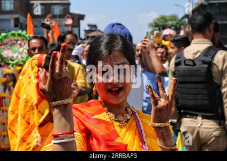 Srinagar, Inde. 07 septembre 2023. 07 septembre 2023, Srinagar Cachemire, Inde : Une femme hindoue danse lors d'une procession pour marquer 'Krishna Janmashtami' à Srinagar. Janmashtami est un festival hindou qui marque l'anniversaire de naissance du seigneur hindou Krishna, l'un des dieux les plus populaires de l'hindouisme. Les hindous célèbrent Janmashtami en jeûnant, en chantant, en priant ensemble, en préparant et en partageant de la nourriture spéciale. Le 07 septembre 2023 à Srinagar Cachemire, Inde. (Photo de Firdous Nazir/Eyepix Group) crédit : EYEPIX Group/Alamy Live News Banque D'Images