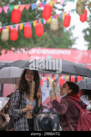 210912 -- VANCOUVER, le 12 septembre 2021 -- les gens apprécient la nourriture lors de l'événement Light Up Chinatown à Chinatown à Vancouver, Colombie-Britannique, Canada, le 11 septembre 2021. L'événement de deux jours organisé par Chinatown Business Improvement Association avec des spectacles, des camions de restauration, des lumières et des décorations. L’organisateur souhaite faire revenir les touristes et les acheteurs alors que les entreprises sont impactées par la pandémie COVID-19 et les crimes haineux anti-asiatiques au cours des derniers mois. Photo de /Xinhua CANADA-VANCOUVER-ILLUMINE CHINATOWN LiangxSen PUBLICATIONxNOTxINxCHN Banque D'Images