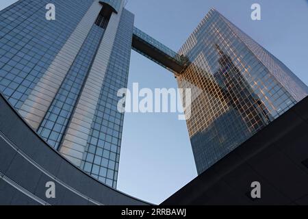 Gros plan vers le haut sur le gratte-ciel double tour Proximus Belgacom contre un ciel bleu ensoleillé Banque D'Images