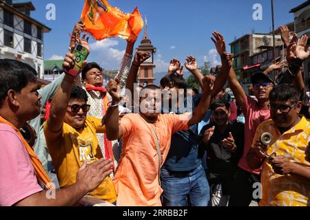 Srinagar Cachemire, Inde. 07 septembre 2023. Les dévots hindous dansent lors d'une procession pour marquer 'Krishna Janmashtami' à Srinagar. Janmashtami est un festival hindou qui marque l'anniversaire de naissance du seigneur hindou Krishna, l'un des dieux les plus populaires de l'hindouisme. Les hindous célèbrent Janmashtami en jeûnant, en chantant, en priant ensemble, en préparant et en partageant de la nourriture spéciale. Le 07 septembre 2023 à Srinagar Cachemire, Inde. (Image de crédit : © Firdous Nazir/eyepix via ZUMA Press Wire) USAGE ÉDITORIAL SEULEMENT! Non destiné à UN USAGE commercial ! Banque D'Images