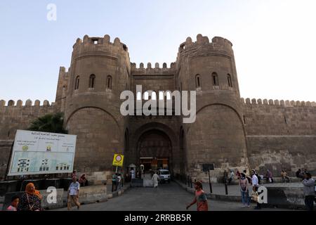 210912 -- LE CAIRE, 12 septembre 2021 -- la photo montre la porte du mur nord du Caire historique, en Égypte, le 11 septembre 2021. Fondée au 10e siècle, le Caire historique est l'une des plus anciennes villes islamiques du monde, avec de nombreuses mosquées renommées, de vieux marchés et rues, et des monuments. Il a été inscrit sur la liste du patrimoine mondial de l UNESCO en 1979, devenant une attraction touristique célèbre. ÉGYPTE-CAIRE-VUE HISTORIQUE DU CAIRE SuixXiankai PUBLICATIONxNOTxINxCHN Banque D'Images