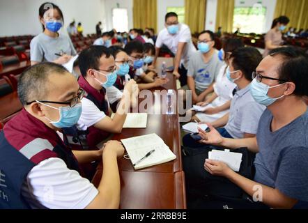 210912 -- XIANYOU, 12 septembre 2021 -- membres d'un groupe de travail envoyé par la Commission nationale de la santé pour guider les efforts de prévention et de contrôle de la COVID-19 dans le comté de Xianyou, Putian City, province du Fujian dans l'est de la Chine, le 12 septembre 2021. Le comté de Xianyou, dans la province du Fujian de l est de la Chine, a classé la ville de Fengting comme une zone à haut risque COVID-19 après que de nouvelles infections locales aient été signalées. Depuis septembre 10, le Fujian a signalé 21 cas confirmés de COVID-19 transmis localement, principalement dans le comté de Xianyou. CHINE-FUJIAN-XIANYOU-COVID-19-CONTRÔLE WeixPeiquan PUBLICATIONxNOTxINxCHN Banque D'Images