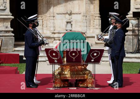 210913 -- LISBONNE, 13 septembre 2021 -- la garde d'honneur portugaise rend hommage à l'ancien président portugais Jorge Sampaio lors de la cérémonie funéraire au monastère Jeronimos à Lisbonne, Portugal, le 12 septembre 2021. Photo de /Xinhua PORTUGAL-LISBONNE-ANCIEN PRÉSIDENT-FUNÉRAILLES PetroxFiuza PUBLICATIONxNOTxINxCHN Banque D'Images