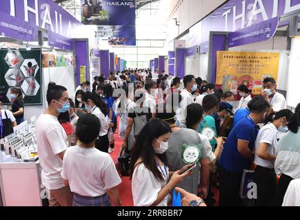 210913 -- NANNING, 13 septembre 2021 -- les gens visitent la zone d'exposition de Thaïlande à la 18e exposition Chine-ASEAN à Nanning, capitale de la région autonome Guangxi Zhuang du sud de la Chine, le 13 septembre 2021. La 18e Expo Chine-ASEAN a clôturé lundi. Inaugurée en 2004, l'exposition annuelle est une plate-forme importante pour promouvoir le commerce et les relations bilatérales entre la Chine et l'ASEAN. CHINA-GUANGXI-NANNING-ASEAN-EXPOCN ZhouxHua PUBLICATIONxNOTxINxCHN Banque D'Images