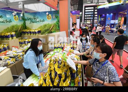 210913 -- NANNING, 13 septembre 2021 -- les gens choisissent des marchandises à la 18e exposition Chine-ASEAN à Nanning, capitale de la région autonome Guangxi Zhuang du sud de la Chine, le 11 septembre 2021. La 18e Expo Chine-ASEAN a clôturé lundi. Inaugurée en 2004, l'exposition annuelle est une plate-forme importante pour promouvoir le commerce et les relations bilatérales entre la Chine et l'ASEAN. CHINA-GUANGXI-NANNING-ASEAN-EXPOCN LuxBoan PUBLICATIONxNOTxINxCHN Banque D'Images