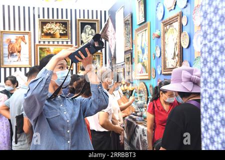 210913 -- NANNING, le 13 septembre 2021 -- les gens visitent le stand de l'Iran à la 18e exposition Chine-ASEAN à Nanning, capitale de la région autonome Guangxi Zhuang du sud de la Chine, le 13 septembre 2021. La 18e Expo Chine-ASEAN a clôturé lundi. Inaugurée en 2004, l'exposition annuelle est une plate-forme importante pour promouvoir le commerce et les relations bilatérales entre la Chine et l'ASEAN. CHINA-GUANGXI-NANNING-ASEAN-EXPOCN ZhouxHua PUBLICATIONxNOTxINxCHN Banque D'Images