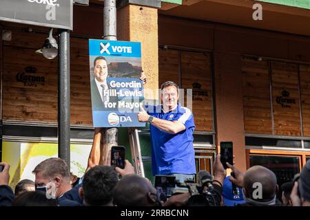 210915 -- LE CAP, le 15 septembre 2021 -- le chef fédéral de l'Alliance démocratique d'Afrique du Sud, DA John Steenhuisen pose pour une photo avec une affiche électorale de DA lors d'un rassemblement du parti au Cap, capitale législative de l'Afrique du Sud, le 14 septembre 2021. Les membres de DA, le deuxième plus grand parti en Afrique du Sud, se sont réunis mardi matin au Cap, pour assister au dévoilement de l'affiche électorale DA pour la ville. L’Afrique du Sud devrait tenir des élections locales ou municipales le 1 novembre. AFRIQUE DU SUD-CAPE TOWN-ÉLECTIONS MUNICIPALES-CAMPAGNE DU PARTI LYUXTIANRAN PUBLICATIONXNOTXINXC Banque D'Images