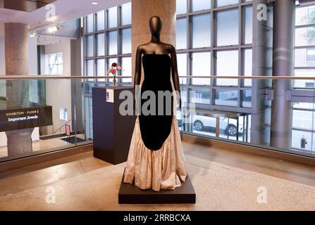 New York, États-Unis. 07 septembre 2023. Une robe de soirée portée par la princesse Diana est exposée lors d'une avant-première presse pour la vente inaugurale des icônes de mode de Sotheby's le jeudi 7 septembre 2023 à New York. Photo de John Angelillo/UPI crédit : UPI/Alamy Live News Banque D'Images