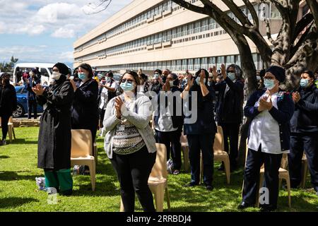 210915 -- CAPE TOWN, 15 septembre 2021 -- des spectateurs applaudissent les musiciens de l'Orchestre philharmonique du Cap lors d'un concert en plein air nommé concert of gratitude à l'hôpital Groote Schuur de Cape Town, en Afrique du Sud, le 15 septembre 2021. Le concert en plein air a eu lieu mercredi ici pour montrer la reconnaissance et l’appréciation pour le travail des travailleurs de la santé de première ligne à l’échelle nationale, qui ont consacré leur vie à lutter contre la pandémie de COVID-19. AFRIQUE DU SUD-CAPE TOWN-TRAVAILLEURS DE LA SANTÉ-CONCERT DE GRATITUDE LYUXTIANRAN PUBLICATIONXNOTXINXCHN Banque D'Images