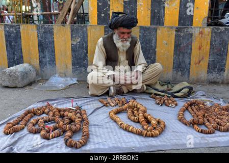 210915 -- KANDAHAR, le 15 septembre 2021 -- un vendeur afghan attend des consommateurs dans la ville de Kandahar, dans le sud de l'Afghanistan, le 14 septembre 2021. ALLER AVEC : Roundup : les Afghans aspirent à une vie meilleure alors que le gouvernement taliban parvient à diriger le pays avec des appels à l'aide internationale photo par /Xinhua AFGHANISTAN-KANDAHAR-DAILY LIFE SanaulahxSeiam PUBLICATIONxNOTxINxCHN Banque D'Images