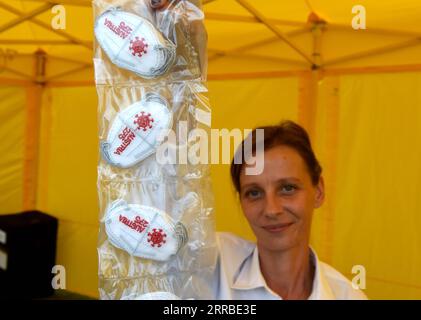 210916 -- VIENNE, le 16 septembre 2021 -- un membre du personnel de la poste autrichienne montre des timbres spéciaux masque Mini FFP2 à Vienne, Autriche, le 16 septembre 2021. La poste autrichienne a émis jeudi un timbre spécial Mini masque FFP2, visant à rappeler aux gens l'utilisation des masques FFP2 pour aider à se protéger contre les infections. AUTRICHE-VIENNE-SPECIAL TIMBRE-MINI MASQUE FFP2-ÉMISSION GUOXCHEN PUBLICATIONXNOTXINXCHN Banque D'Images