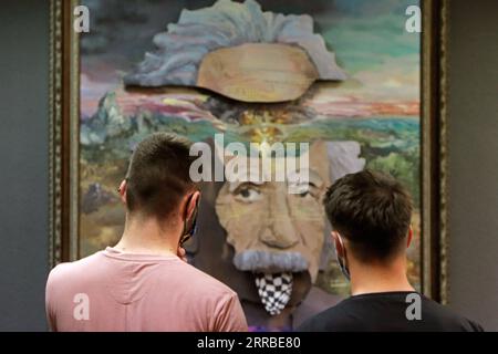 Bilder des Jahres 2021, Entertainment 09 septembre Entertainment Themen der Woche KW37 210916 -- BUCAREST, le 16 septembre 2021 -- les gens voient une œuvre d'art à l'exposition Art Safari à Bucarest, Roumanie, le 16 septembre 2021. Art Safari est un événement culturel annuel visant à rapprocher les œuvres classiques et contemporaines du public. Photo de /Xinhua ROMANIA-BUCAREST-EXHIBITION-ART SAFARI CristianxCristel PUBLICATIONxNOTxINxCHN Banque D'Images