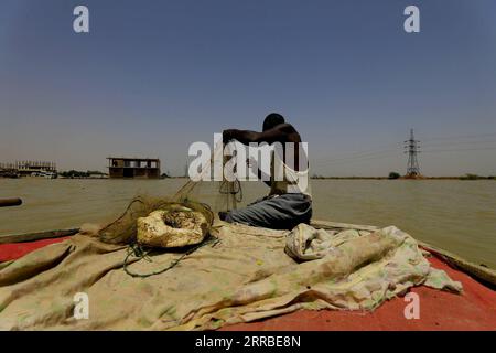 210917 -- KHARTOUM, le 17 septembre 2021 -- Un pêcheur prépare un filet sur un bateau de pêche sur le Nil blanc, dans la capitale soudanaise Khartoum, le 16 septembre 2021. SOUDAN-KHARTOUM-BATEAU DE PÊCHE MohamedxKhidir PUBLICATIONxNOTxINxCHN Banque D'Images