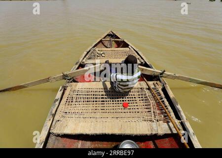 210917 -- KHARTOUM, le 17 septembre 2021 -- Un enfant soudanais s'entraîne à ramer un bateau de pêche sur le Nil blanc, dans la capitale soudanaise Khartoum, le 16 septembre 2021. SOUDAN-KHARTOUM-BATEAU DE PÊCHE MohamedxKhidir PUBLICATIONxNOTxINxCHN Banque D'Images