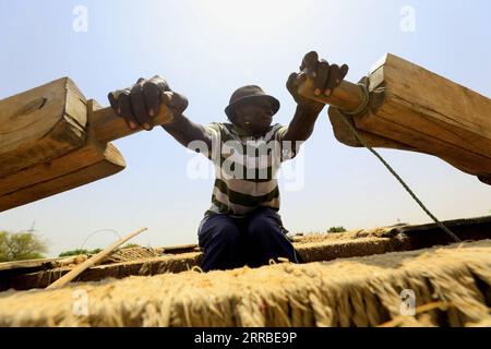 210917 -- KHARTOUM, le 17 septembre 2021 -- Un enfant soudanais s'entraîne à ramer un bateau de pêche sur le Nil blanc, dans la capitale soudanaise Khartoum, le 16 septembre 2021. SOUDAN-KHARTOUM-BATEAU DE PÊCHE MohamedxKhidir PUBLICATIONxNOTxINxCHN Banque D'Images