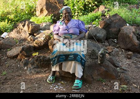 Njemps Femme Ilchamus (parfois orthographié Iltiamus, également connu sous le nom de Njemps) dans le lac Baringo Kenya Banque D'Images