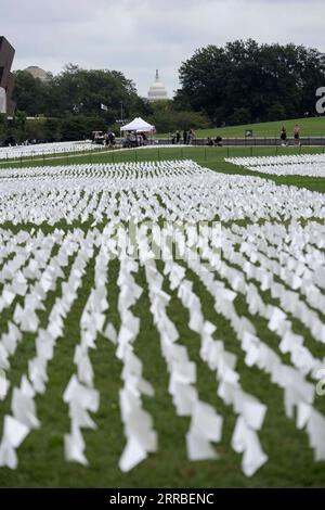 210917 -- WASHINGTON, le 17 septembre 2021 -- des drapeaux blancs sont vus sur le National Mall à Washington, D.C., États-Unis, le 17 septembre 2021. Plus de 660 000 drapeaux blancs ont été installés ici pour honorer les vies perdues à cause du COVID-19 aux États-Unis. ÉTATS-UNIS-WASHINGTON, D.C.-DRAPEAUX BLANCS-VIES PERDUES À CAUSE DU COVID-19 LIUXJIE PUBLICATIONXNOTXINXCHN Banque D'Images