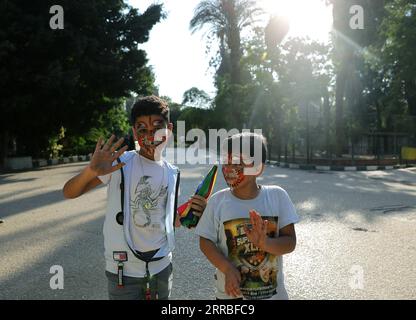 210919 -- GIZEH, 19 septembre 2021 -- des enfants portant une peinture faciale posent pour une photo au zoo de Gizeh à Gizeh, en Égypte, le 18 septembre 2021. Ouvert en 1891 et étant le plus grand zoo d'Égypte et du Moyen-Orient, le zoo de Giza est une destination principale pour les familles égyptiennes avec leurs enfants en vacances. ÉGYPTE-GIZA-ZOO-TOURISME WangxDongzhen PUBLICATIONxNOTxINxCHN Banque D'Images