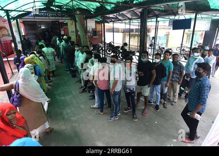 210920 -- PRAYAGRAJ, 20 septembre 2021 -- des gens font la queue pour s'inscrire pour recevoir des vaccins contre la COVID-19 dans un centre de vaccination du district de Prayagraj, dans l'État de l'Uttar Pradesh, au nord de l'Inde, le 20 septembre 2021. Le nombre de cas de COVID-19 en Inde est passé à 33 478 419 lundi alors que 30 256 nouveaux cas ont été enregistrés au cours des dernières 24 heures, a montré les dernières données du ministère de la Santé. Str/Xinhua INDIA-UTTAR PRADESH-PRAYAGRAJ-COVID-19 VACCINATION JavedxDar PUBLICATIONxNOTxINxCHN Banque D'Images