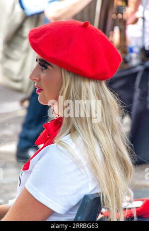 Jeune femme posant pour artiste place du Tertre, Montmartre, Paris, Île-de-France, France Banque D'Images