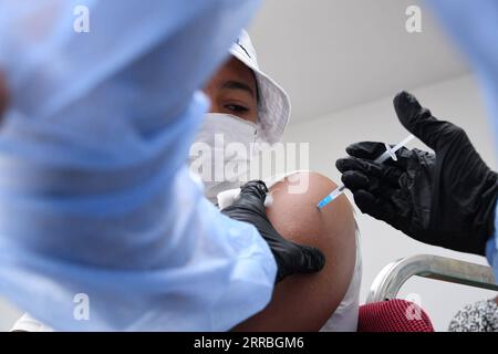 210921 -- SALE MAROC, le 21 septembre 2021 -- Un adolescent reçoit une dose du vaccin COVID-19 à sale, au Maroc, le 21 septembre 2021. Le Maroc a commencé à vacciner les adolescents âgés de 12 à 17 ans contre le COVID-19. Photo de /Xinhua MOROCCO-SALE-COVID-19-VACCINATION Chadi PUBLICATIONxNOTxINxCHN Banque D'Images