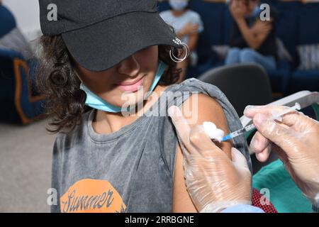 Actualités Bilder des Tages 210921 -- SALE MAROC, 21 septembre 2021 -- Un adolescent reçoit une dose du vaccin COVID-19 à sale, Maroc, le 21 septembre 2021. Le Maroc a commencé à vacciner les adolescents âgés de 12 à 17 ans contre le COVID-19. Photo de /Xinhua MOROCCO-SALE-COVID-19-VACCINATION Chadi PUBLICATIONxNOTxINxCHN Banque D'Images