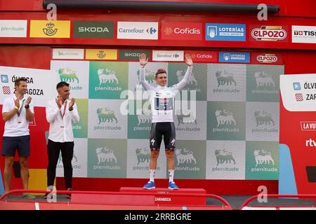 Saragosse, Espagne. 07 septembre 2023. Le Belge Remco Evenepoel de Soudal Quick-Step célèbre sur le podium en maillot blanc du meilleur jeune coureur après l'étape 12 de l'édition 2023 de la 'Vuelta a Espana', d'Olvega à la Zaragoza (150, 6 km), Espagne, jeudi 07 septembre 2023. La Vuelta se déroule du 26 août au 17 septembre. BELGA PHOTO PEP DALMAU crédit : Belga News Agency/Alamy Live News Banque D'Images