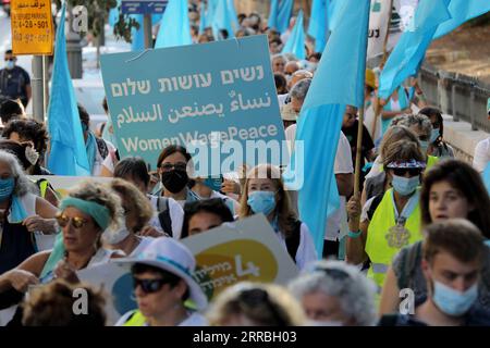 210922 -- JÉRUSALEM, le 22 septembre 2021 -- des femmes juives et arabes assistent à un rassemblement à Jérusalem, le 22 septembre 2021. Des femmes juives et arabes se sont rassemblées mercredi à Jérusalem pour marquer la Journée internationale de la paix et appeler à un accord de paix entre Israël et la Palestine. Photo de /Xinhua MIDEAST-JÉRUSALEM-JOURNÉE INTERNATIONALE DE LA PAIX-RASSEMBLEMENT DES FEMMES JUIVES ET ARABES GilxCohenxMagen PUBLICATIONxNOTxINxCHN Banque D'Images