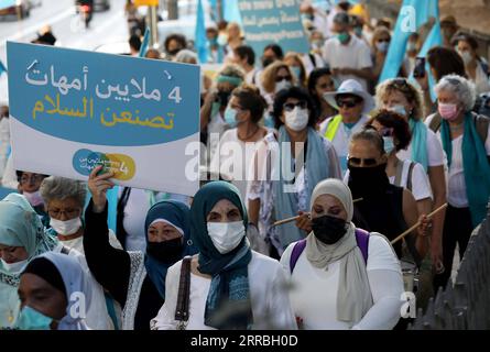 210922 -- JÉRUSALEM, le 22 septembre 2021 -- des femmes juives et arabes assistent à un rassemblement à Jérusalem, le 22 septembre 2021. Des femmes juives et arabes se sont rassemblées mercredi à Jérusalem pour marquer la Journée internationale de la paix et appeler à un accord de paix entre Israël et la Palestine. Photo de /Xinhua MIDEAST-JÉRUSALEM-JOURNÉE INTERNATIONALE DE LA PAIX-RASSEMBLEMENT DES FEMMES JUIVES ET ARABES GilxCohenxMagen PUBLICATIONxNOTxINxCHN Banque D'Images