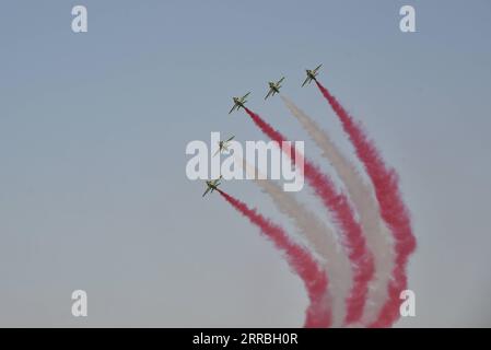 210923 -- RIYAD, 23 septembre 2021 -- une photo prise le 22 septembre 2021 montre le spectacle de voltige des Saudi Hawks au parc Um Ajlan à Riyad, en Arabie saoudite. Le spectacle aérien a eu lieu ici mercredi et jeudi pour célébrer la fête nationale du pays. ARABIE SAOUDITE-RIYAD-SAUDI HAWKS-VOLTIGE SHOW WANGXHAIZHOU PUBLICATIONXNOTXINXCHN Banque D'Images