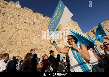 210922 -- JÉRUSALEM, le 22 septembre 2021 -- des femmes juives et arabes assistent à un rassemblement près de la porte de Jaffa dans la vieille ville de Jérusalem, le 22 septembre 2021. Des femmes juives et arabes se sont rassemblées mercredi à Jérusalem pour marquer la Journée internationale de la paix et appeler à un accord de paix entre Israël et la Palestine. Photo de /Xinhua MIDEAST-JÉRUSALEM-JOURNÉE INTERNATIONALE DE LA PAIX-RASSEMBLEMENT DES FEMMES JUIVES ET ARABES GilxCohenxMagen PUBLICATIONxNOTxINxCHN Banque D'Images