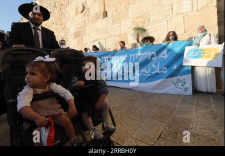 210922 -- JÉRUSALEM, le 22 septembre 2021 -- des femmes juives et arabes assistent à un rassemblement près de la porte de Jaffa dans la vieille ville de Jérusalem, le 22 septembre 2021. Des femmes juives et arabes se sont rassemblées mercredi à Jérusalem pour marquer la Journée internationale de la paix et appeler à un accord de paix entre Israël et la Palestine. Photo de /Xinhua MIDEAST-JÉRUSALEM-JOURNÉE INTERNATIONALE DE LA PAIX-RASSEMBLEMENT DES FEMMES JUIVES ET ARABES GilxCohenxMagen PUBLICATIONxNOTxINxCHN Banque D'Images