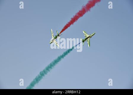 210923 -- RIYAD, 23 septembre 2021 -- une photo prise le 22 septembre 2021 montre les voltige super basse des Saudi Hawks au parc Um Ajlan à Riyad, en Arabie saoudite. Le spectacle aérien a eu lieu ici mercredi et jeudi pour célébrer la fête nationale du pays. ARABIE SAOUDITE-RIYAD-SAUDI HAWKS-VOLTIGE SHOW WANGXHAIZHOU PUBLICATIONXNOTXINXCHN Banque D'Images