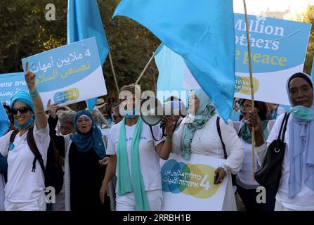 210922 -- JÉRUSALEM, le 22 septembre 2021 -- des femmes juives et arabes assistent à un rassemblement à Jérusalem, le 22 septembre 2021. Des femmes juives et arabes se sont rassemblées mercredi à Jérusalem pour marquer la Journée internationale de la paix et appeler à un accord de paix entre Israël et la Palestine. Photo de /Xinhua MIDEAST-JÉRUSALEM-JOURNÉE INTERNATIONALE DE LA PAIX-RASSEMBLEMENT DES FEMMES JUIVES ET ARABES GilxCohenxMagen PUBLICATIONxNOTxINxCHN Banque D'Images