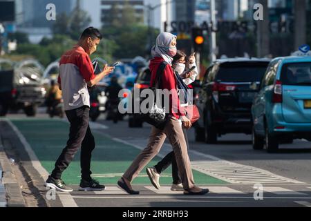 210923 -- JAKARTA, le 23 septembre 2021 -- des gens traversent la rue Thamrin à Jakarta, Indonésie, le 23 septembre 2021. Le nombre de cas de COVID-19 en Indonésie a augmenté de 2 881 en un jour pour atteindre 4 201 559, avec un nombre de décès de 160 à 141.114, a déclaré jeudi le ministère de la Santé du pays. INDONÉSIE-JAKARTA-COVID-19-CAS VerixSanovri PUBLICATIONxNOTxINxCHN Banque D'Images