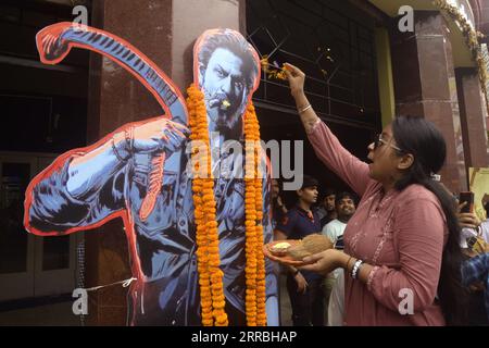 Fans de Shah Rukh Khan célèbre la sortie de son film ''Jawann'' dans une salle de cinéma le 7 septembre 2023 à Kolkata./Eyepix Group (crédit image : © Saikat Paul/eyepix via ZUMA Press Wire) À USAGE ÉDITORIAL UNIQUEMENT! Non destiné à UN USAGE commercial ! Banque D'Images