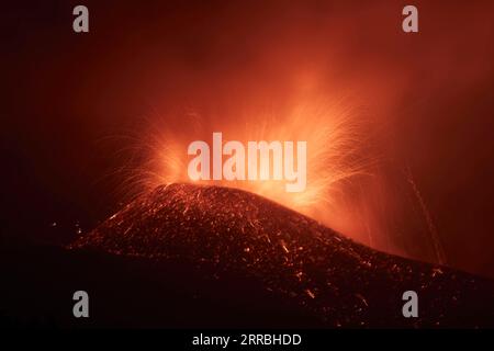 Actualités Bilder des Tages 210924 -- LA PALMA, 24 septembre 2021 -- LA photo prise le 23 septembre 2021 montre la scène de l'éruption volcanique du volcan Cumbre Vieja à la Palma, en Espagne. Mercredi, l’Institut de Vulcanologie de l’INVOLCAN des îles Canaries a estimé que l’éruption pourrait durer 24-84 jours. Le volcan émet actuellement entre 6 140 et 11 500 tonnes de dioxyde de soufre SO2 chaque jour. Bien que six routes de l’île aient été fermées en raison de l’éruption, l’aéroport de la Palma reste ouvert avec 48 vols prévus pour jeudi. Néanmoins, la compagnie aérienne Tui a annulé tous ses vols vers l'île. Banque D'Images