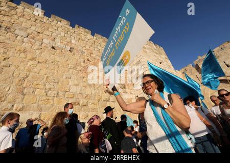 210922 -- JÉRUSALEM, le 22 septembre 2021 -- des femmes juives et arabes assistent à un rassemblement près de la porte de Jaffa dans la vieille ville de Jérusalem, le 22 septembre 2021. Des femmes juives et arabes se sont rassemblées mercredi à Jérusalem pour marquer la Journée internationale de la paix et appeler à un accord de paix entre Israël et la Palestine. Photo de /Xinhua MIDEAST-JÉRUSALEM-JOURNÉE INTERNATIONALE DE LA PAIX-RASSEMBLEMENT DES FEMMES JUIVES ET ARABES GilxCohenxMagen PUBLICATIONxNOTxINxCHN Banque D'Images