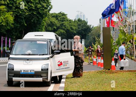 Jakarta, Indonésie. 7 septembre 2023. Un véhicule électrique Wuling Air est vu à l'extérieur du 43e Sommet de l'ASEAN à Jakarta, Indonésie, le 7 septembre 2023. Le 43e sommet de l'Association des nations de l'Asie du Sud-est (ANASE) et les réunions des dirigeants sur la coopération en Asie de l'est se sont terminés jeudi. Crédit : Wang Yiliang/Xinhua/Alamy Live News Banque D'Images